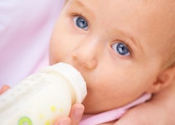 De ce apar regurgitaţiile bebeluşului?